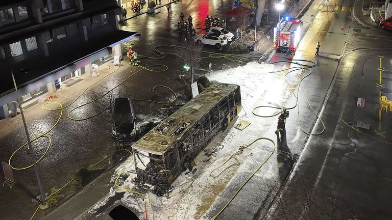 Al menos seis muertos y cinco heridos en el incendio de un autobús en Suiza, que se sospecha pudo ser provocado