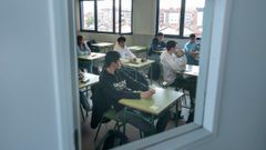 Los alumnos de una clase de 1 Bachillerato del Instituto Caldern de la Barca en Gijn realizan una prueba piloto de PAU, a 14 de marzo de 2023, en Gijn, Asturias 