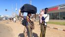 Ciudadanos sudaneses salen de Jartum por los combates.
