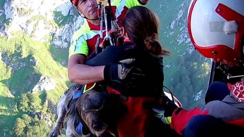 Dos senderistas y su perro, rescatados por un helicptero en Picos de Europa