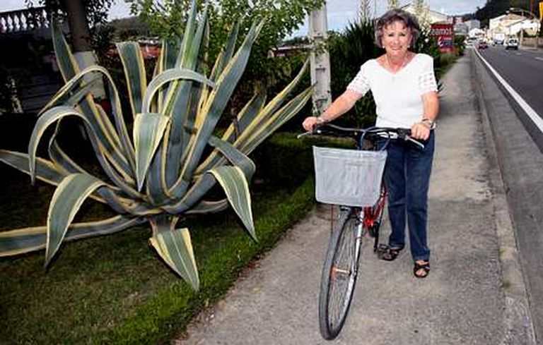 Milagros García es una habitual de la bicicleta en Viveiro.