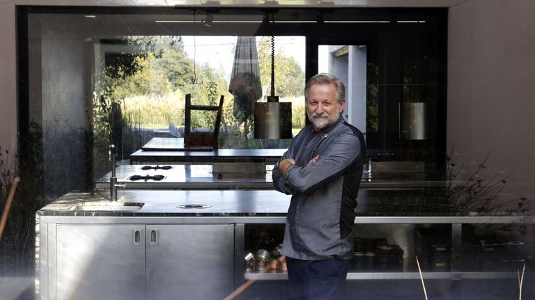 Detenidos dos exempleados por el robo de miles de euros en vino en Pepe Vieira