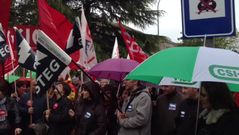 Centenares de personas se manifiestan delante de San Caetano en contra de los recortes en Educaci�n