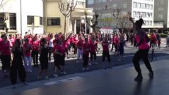M�s de 150 personas se mueven a ritmo de Zumba