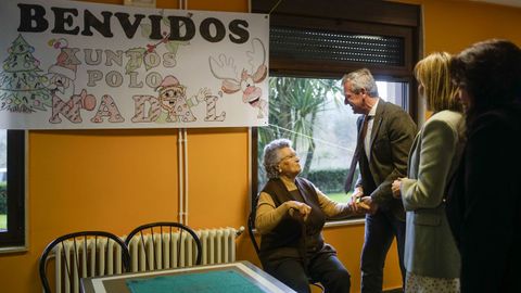 El presidente de la Xunta, Alfonso Rueda, y la conselleira de Política Social, Fabiola García, en la residencia de O Carballiño en la última edición del programa Xuntos polo Nadal, en el 2022