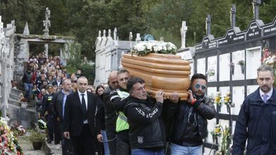 Compañeros del club de motociclimo cargaron el ataúd de Roberto Rubio en su entierro, celebrado este miércoles en el cementerio de San Miguel, en Paradela.