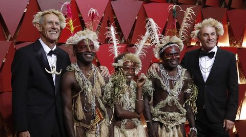 Los directores de la australiana y vanuatu Tanna acompaados de los miembros de la tribu Yakel que la protagonizan 