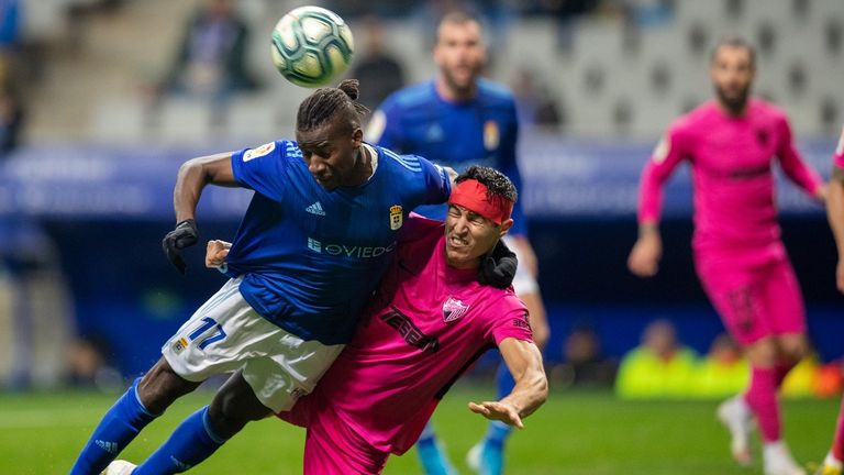 Ibra y Diego González disputan un balón en el Oviedo-Málaga