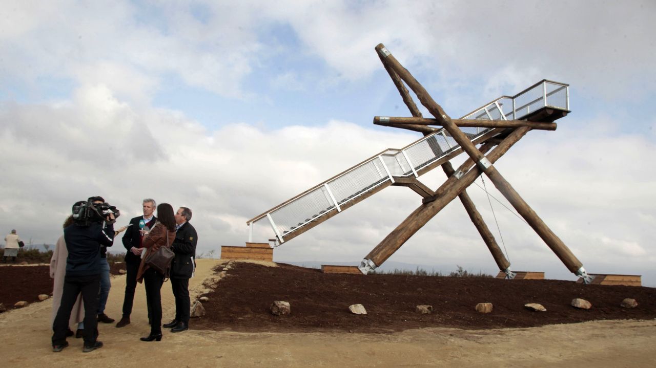 Chimeneas industriales que resisten el paso del tiempo.Jos Luis Cuerda e Maribel Verd na rodagem de Los girasoles ciegos, em Ourense.