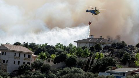 Imagen del incendio forestal declarado en el paraje denominado Cerro de los Palos y que ha obligado al desalojo de varias viviendas de urbanizaciones cercanas a Toledo