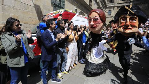 El desfile de polticos por las fiestas populares de Santiago coincidi con el de los Cabezudos. En la imagen, a la izquierda, Borja Semper, Borja Verea y Paula Prado, del PP