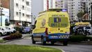 Personal sanitario del 061 traslada en ambulancia al hospital lvaro Cunqueiro a un posible caso de coronavirus de la residencia para mayores Barreiro