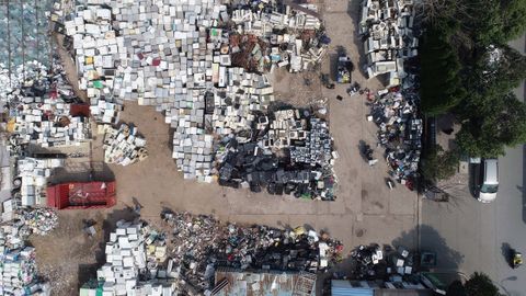 Un depsito de residuos electrnicos reciclados en Huaian, en China