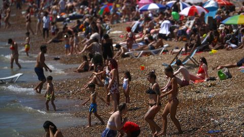 Playa en Brighton el 25 de junio