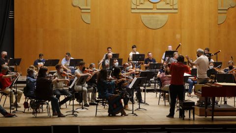 Ensayos ayer de la Rela Filharmona bajo la batuta del director asociado, Maximino Zumalave