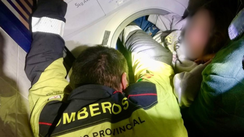 Rescatan a una ni�a de ocho a�os que meti� las piernas en la lavadora y qued� atrapada en M�laga