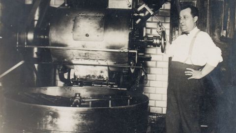Teodoro Amador con el tostador de café