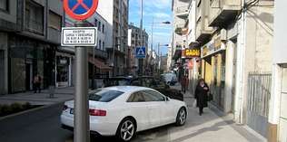 Los veh�culos est�n tan metidos en la acera en numerosas ocasiones que dificultan el paso de los peatones.