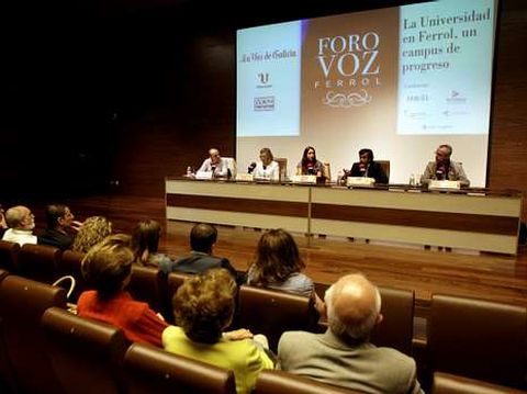 Calvo, Torres, Meizoso -la moderadora-, Rey Varela y Ramil, ayer en Foro Voz.