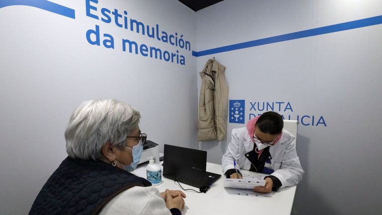 Una vecina, atendida en Xove por personal del servicio