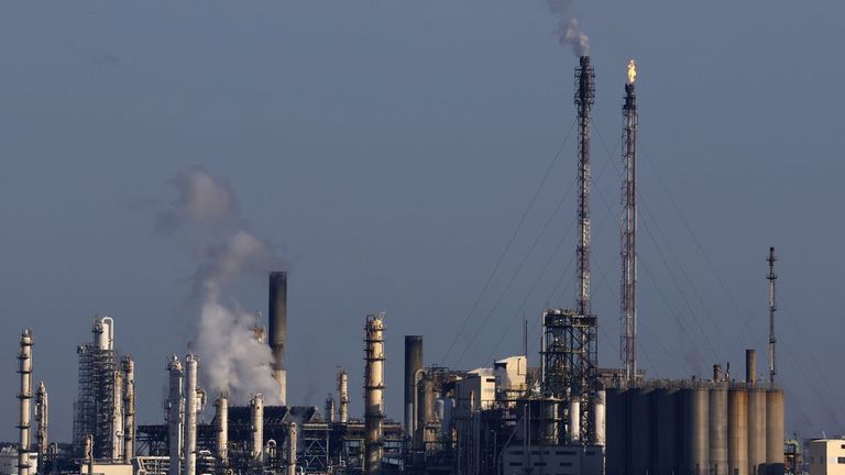Francia ya no tiene fondos para subvencionar los combustibles tras el alza de precios