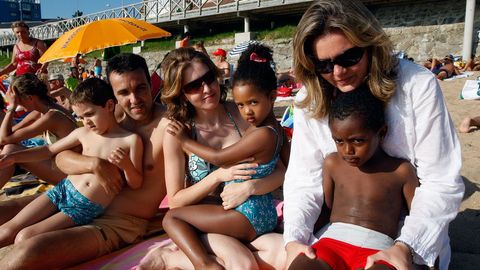 iMAGEN DE ARCHIVO DE UNA FAMILIA CON SUS NIÑOS ADOPTADOS EN LA PLAYA DE MERA EN EL 2008