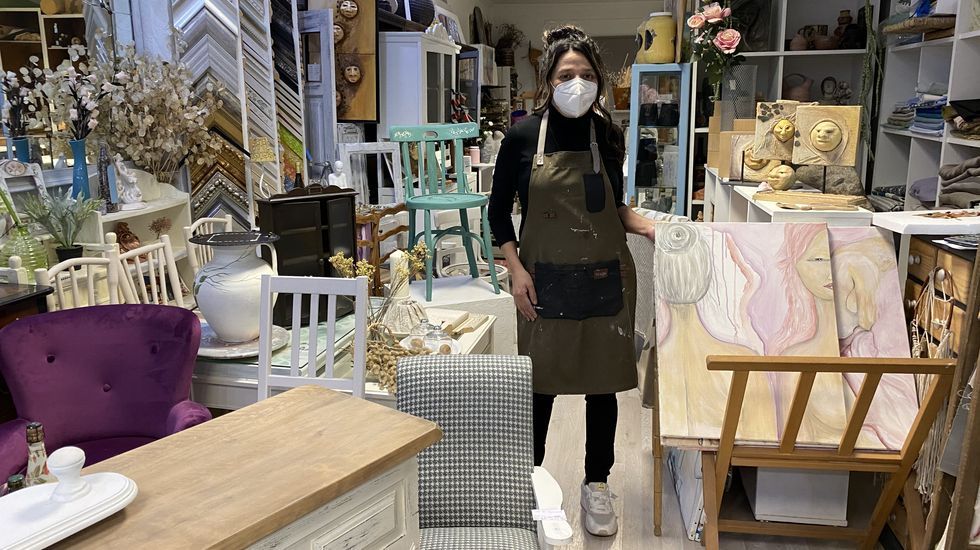 Laura Dub&eacute;n en su tienda Laurarte