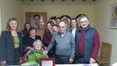 Ramona Cortias, en el centro, en la celebracin de su 100 cumpleaos
