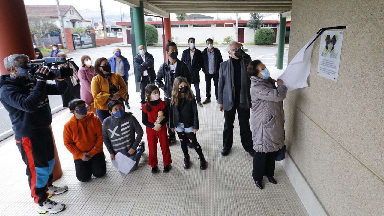 A nai de Xela Arias descubre a placa conmemorativa que lembra o paso da poeta sendo nena polo colexio de S�rdoma