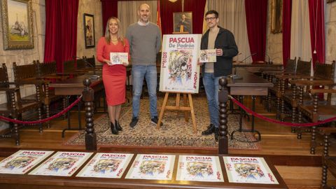 El cartel de la Pascua fue presentado ayer por el alcalde, Anxo Arca (derecha); la concejala de Turismo, Chus Campos; y el autor de la ilustración, Alfonso Blanco.