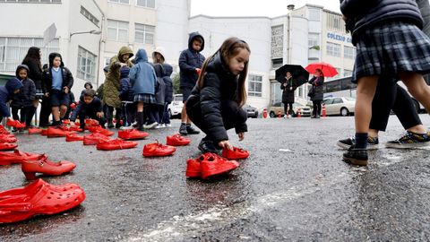 Zapatos rojos contra la violencia machista en las Calasancias de A Coruña