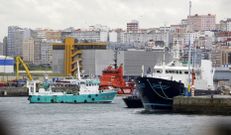 Un arrastrero del litoral, arribando ayer al puerto de A Coru�a. FOTO: PACO RODR�GUEZ
