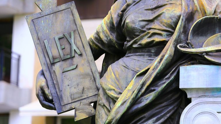 <span lang="gl">Fondo de armario</span>