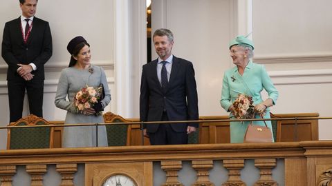 Los príncipes Mary y Federico, con la reina Margarita, este martes en la apertura del parlamento danés