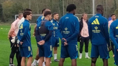 Lemos, en el centro junto a Carri�n, antes del entrenamiento del Real Oviedo