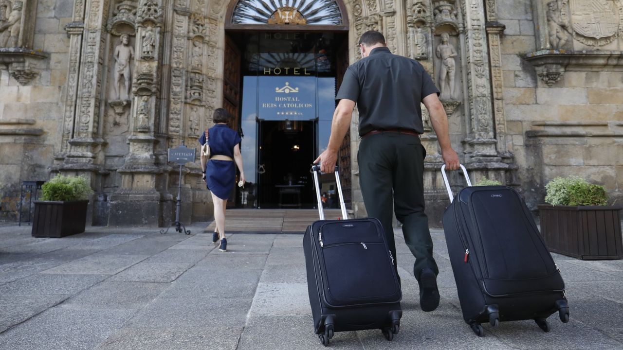 Parques infantiles que no son de cat�logo.El grupo Tanxugueiras act�a durante la final del Benidorm Fest