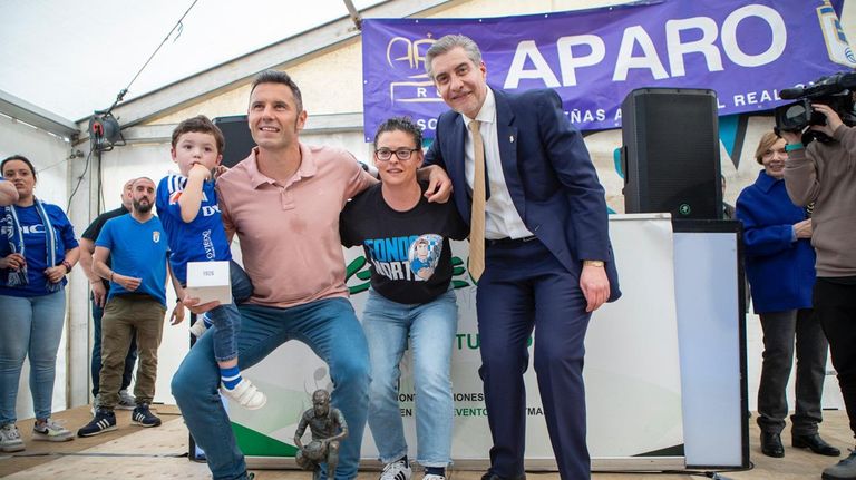 Diego Cervero y su hijo, junto a María Joglar y Martín Peláez