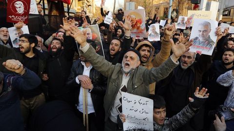 Cientos iranes protestan frente a la embajada del Reino Unido tras la breve detencin de Macaire