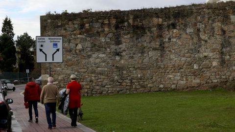 Paño de la muralla debajo del Abente y Lago en el que se aprecia el arranque de la estructura, del siglo XVII, y encima la reconstrucción de 1969 dirigida por Pons Sorolla
