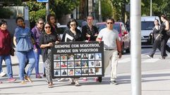 Familiares de los fallecidos en el Villa de Pitanxo, caminando esta maana de jueves hacia la subdelegacin del Gobierno en Pontevedra.