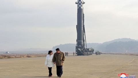 Una foto facilitada por el Gobierno norcoreano del líder del país con su hija durante el lanzamiento de un misil intercontinental