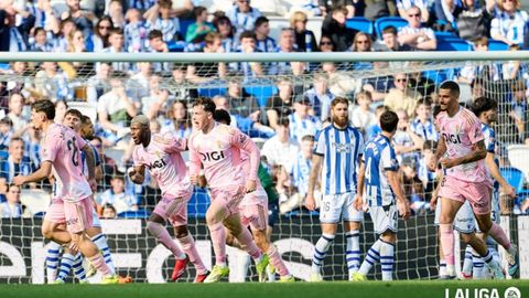 Fede Vi�as celebra el 0-1 del Real Oviedo en Anoeta