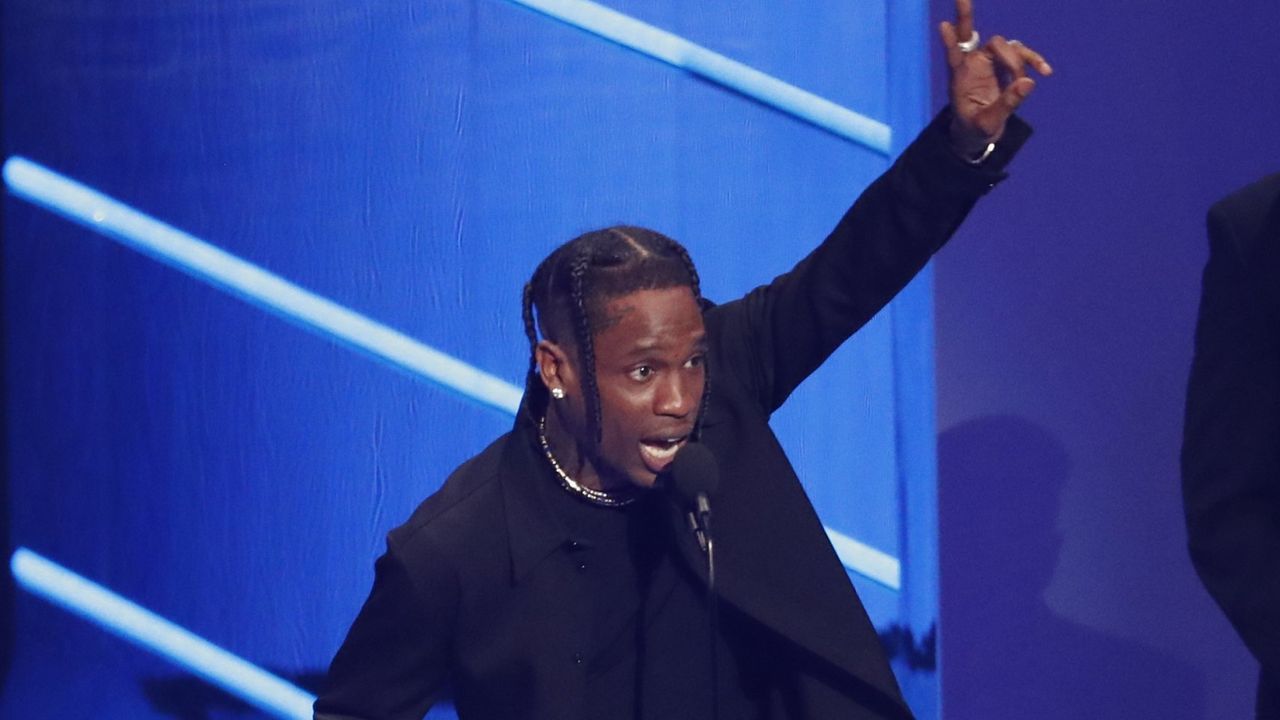 El rapero Travis Scott fue denunciado por el festival en el que