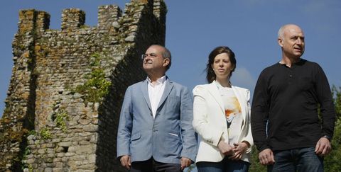 Alberto Garca (PSOE), Adriana Rodrguez (PP) y Xon Castao (BNG) ante el emblema de Catoira: las Torres de Oeste. 