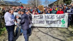 Decenas de ganaderos y agricultores acudieron a la concentración en Palleirós (Manzaneda).
