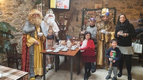 Los Reyes Magos estuvieron en Sober este día 5 por la mañana. En la foto, en la Cantina dos meus Avós, en Bulso