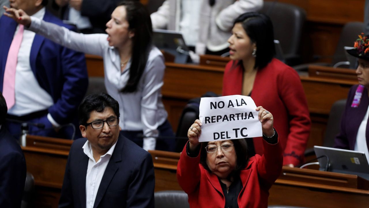 Crisis Política En Perú Vizcarra Disuelve El Congreso Y Una Parte De La Cámara Se Declara En 