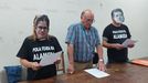 Luis Muos, en el centro, con otros dos ambulantes ataviados con caretas de Anabel Gulas y de  Fernndez Lores