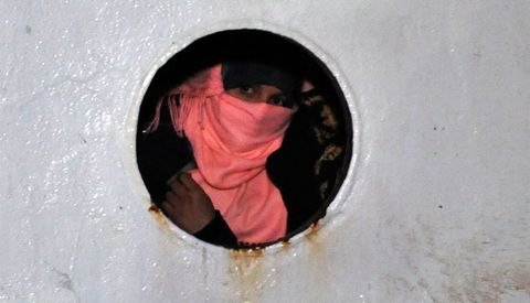 Una de las 54 mujeres sirias que viajaban en el carguero, a su llegada a puerto 