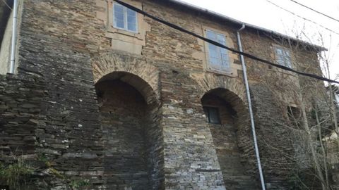 Se vende unas de las casas más vistosas por su fachada con arcos. El precio es de 40.000 euros y tiene además terreno edificable